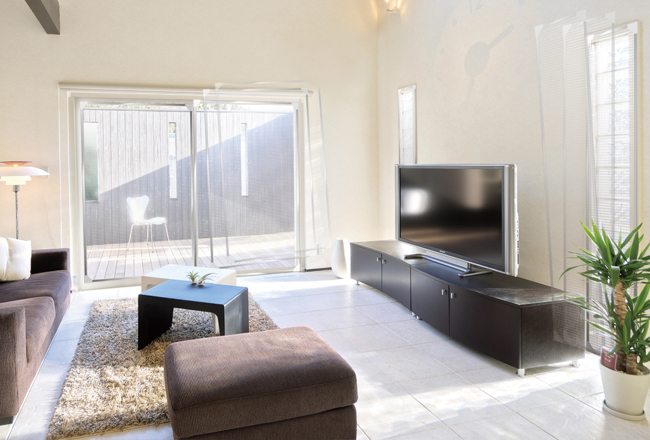 快適な部屋は温度づくりから。窓まわりを見直して心地よく。——遮熱・遮光カーテンで、健やかに、快適に。